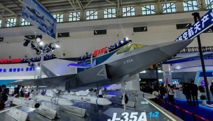 FC-31首飞试飞员：看到歼-35A入列非常高兴，期待未来在FC-31基础上展开更多研发