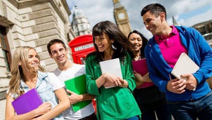 伦敦金融城高薪抢人：金融科技应届生起薪40万+