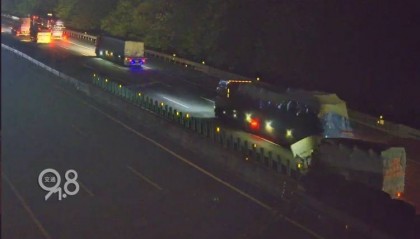 太揪心！浙江高速突发，高速交警嘶吼喊话司机：“别睡，家人在等你！”