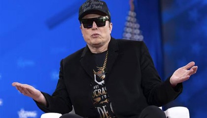 马斯克和白宫贸易顾问吵起来了，后者称马斯克就是个“卖车的”