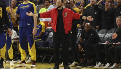 库里伤退勇士饮恨，老板放话不服！金州王朝的下一站：涅槃重生还是就此沉沦？