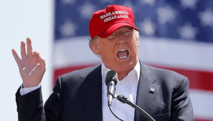 中国加速抛美债，美政府突然下狠手，不许中国人买地，还要没收资产？