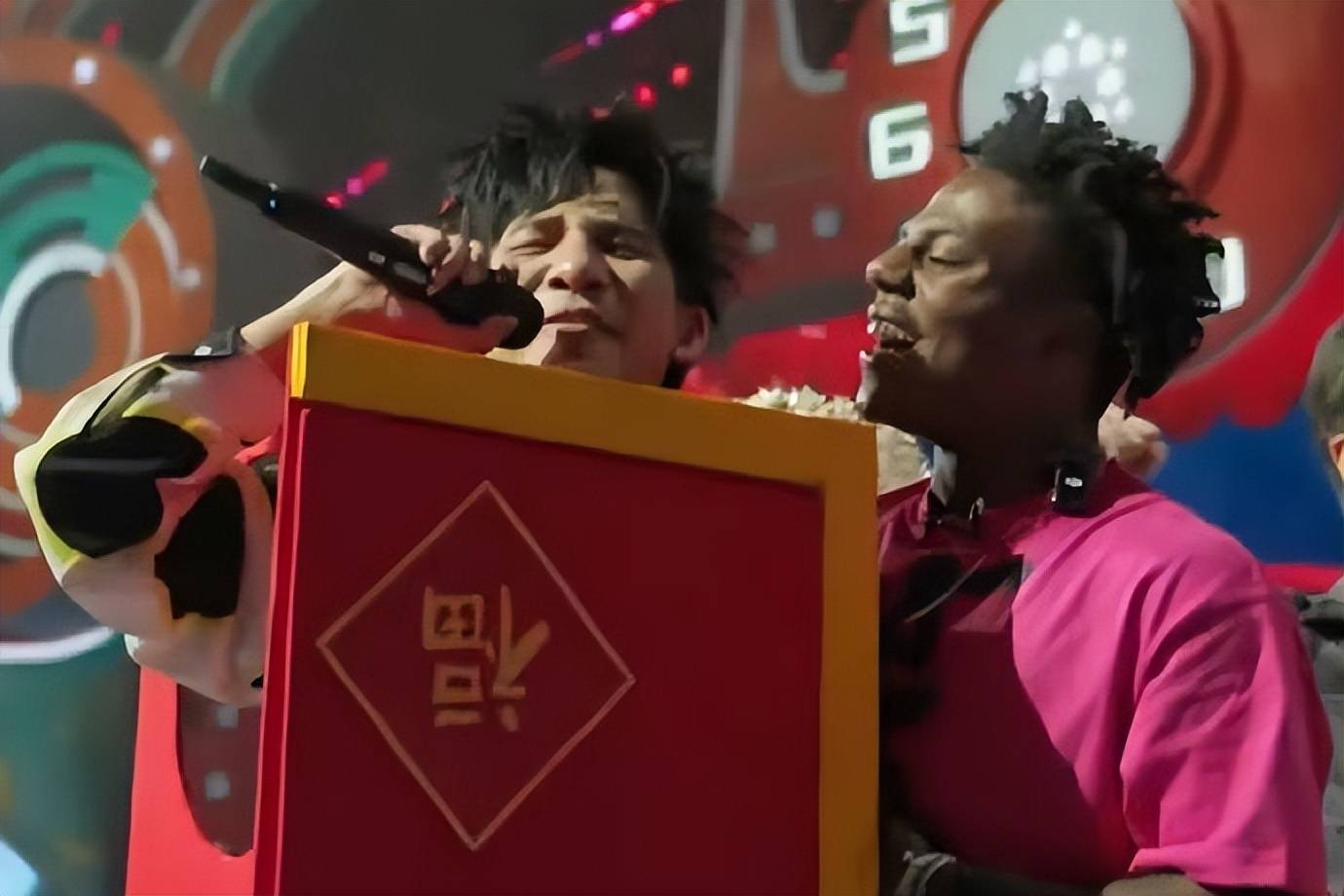 梦幻同框！“甲亢哥”与大张伟成功会面，合唱《阳光彩虹小白马》