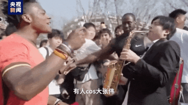 梦幻同框！“甲亢哥”与大张伟成功会面，合唱《阳光彩虹小白马》