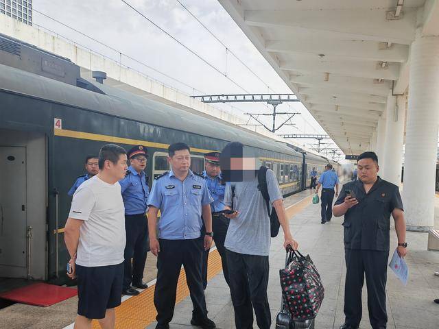 跳车拒执VS车站秒捕：南阳宛城法院雨中打响金融债权攻坚战