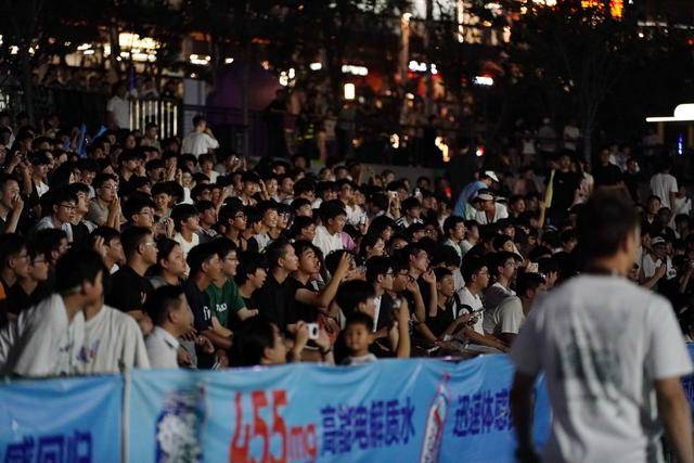 “街球霸王”巡回赛嗨翻郑州金融岛