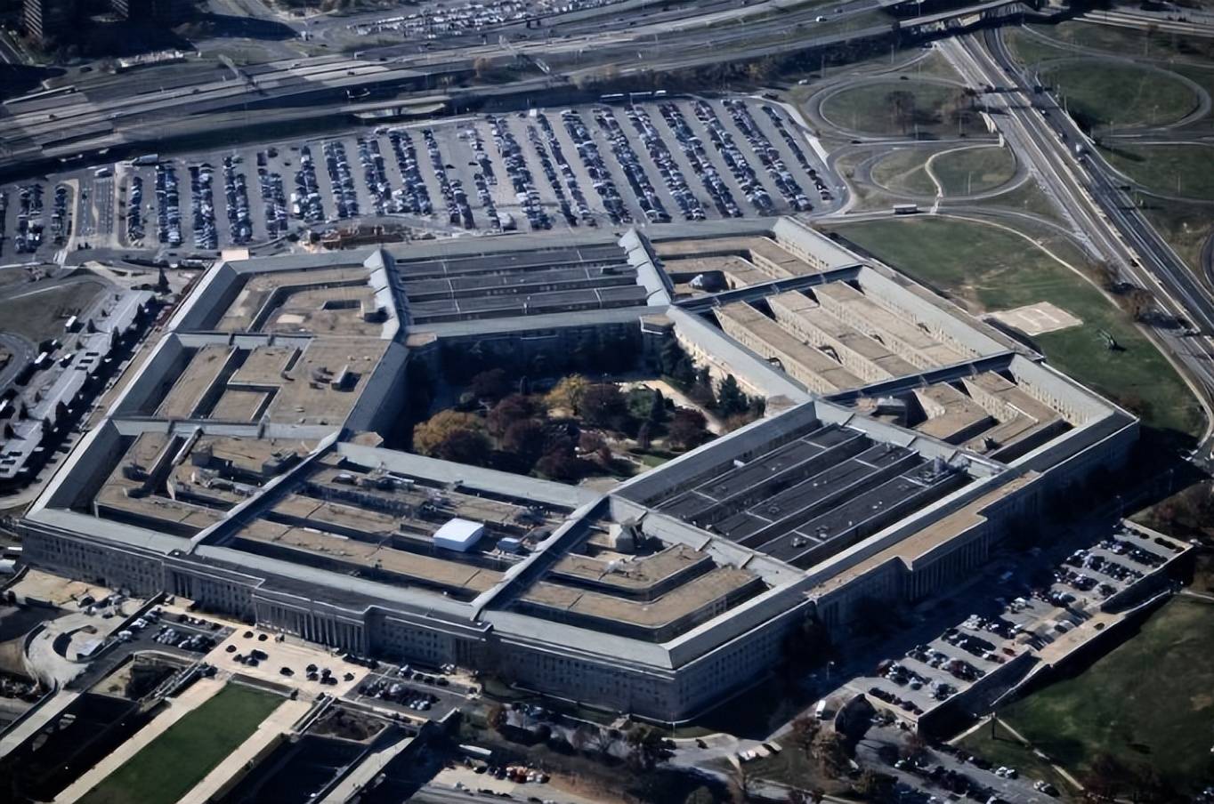 歼20让美日雷达失灵,美派2波人求和,话音刚落,英航母撤离南海